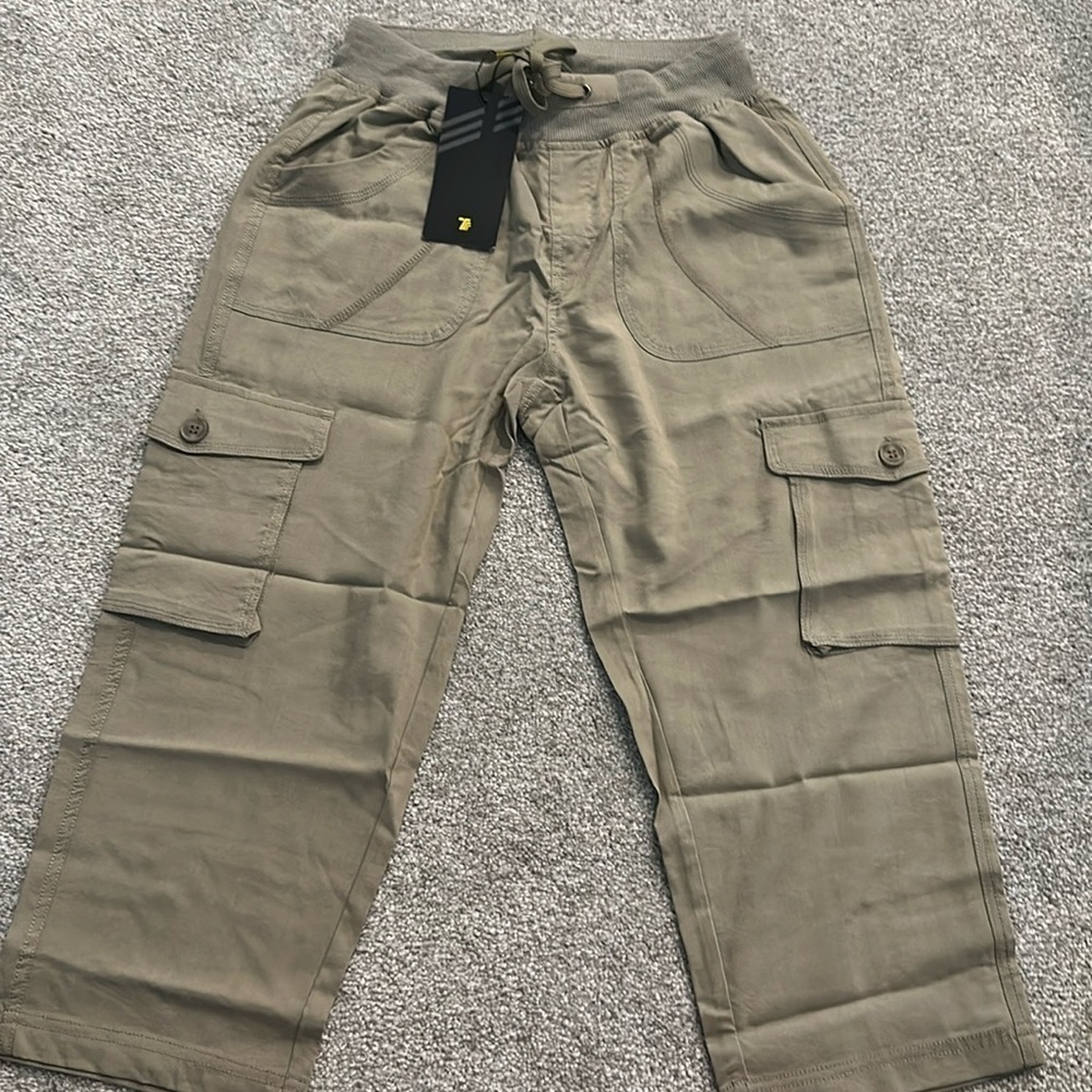 Light Green Women’s Cargo Capris